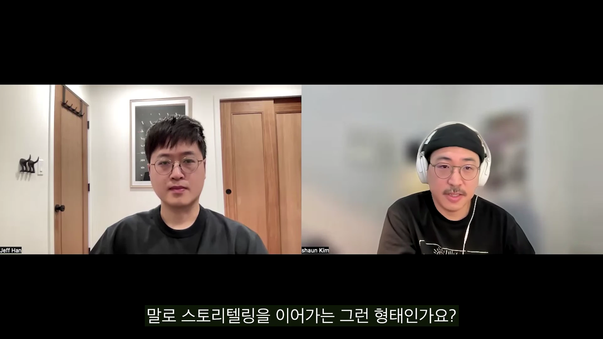 두 명의 남성이 화상 대화를 나누는 모습이 담긴 화면 하단에 '말로 스토리텔링을 이어가는 그런 형태인가요?'라는 한글 자막이 표시되어 있습니다.