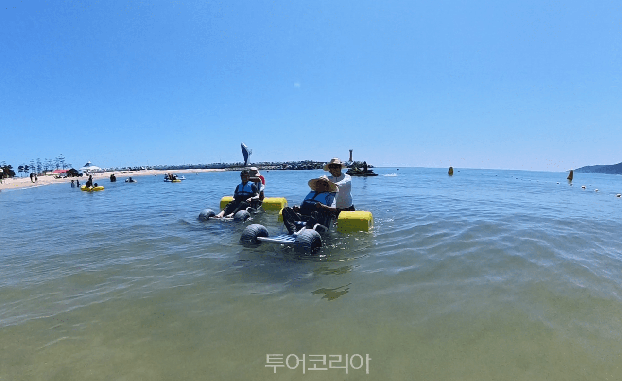 영덕에서는 누구나 바다를 즐길 수 있는 열린 관광 서비스가 운영된다. /사진-영덕군