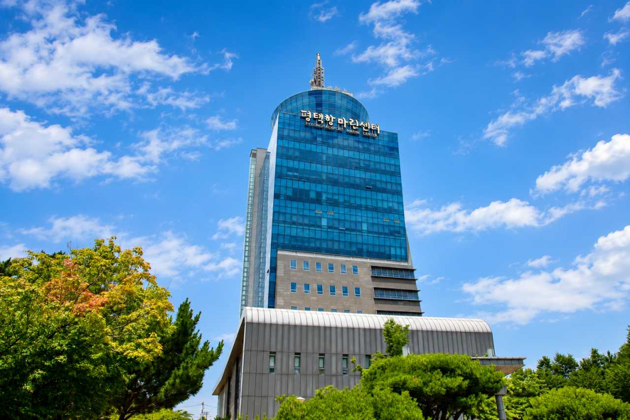 무료로 평택항과 서해대교 일대를 감상할 수 있는 평택항 마린센터 / 사진=경기관광공사