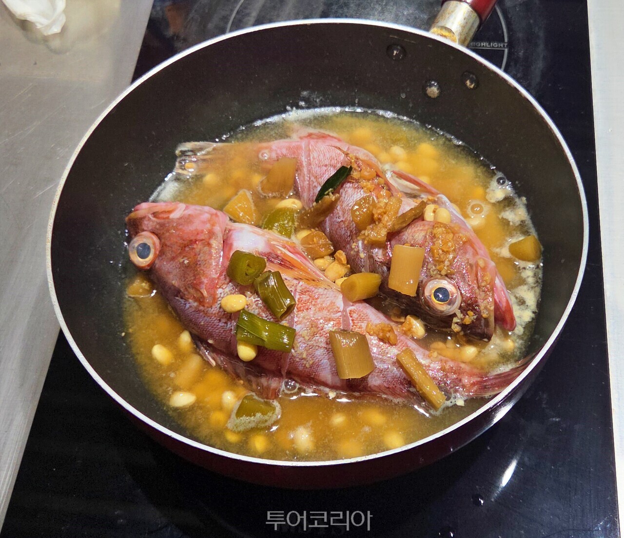 우렁콩조림를 직접 요리하는 참가자들 사진-투어코리아