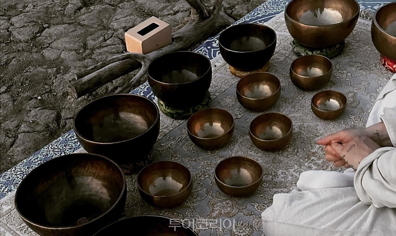 초대형 싱잉볼의 에너지로 복잡한 생각을 잠시 내려놓는 시간 자쿠지와 핀란드식 사우나를 품은 전통 한옥 스테이  넓은 마당과 대청마루가 있는 고즈넉한 한옥 스테이 노천탕을 품은 아늑한 한옥 독채 스테이  /사진-에어비앤비