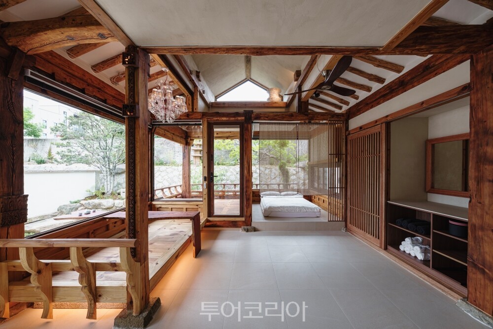 전통 한옥의 아름다움을 담은 감성 한옥 독채 스테이  전통 기법으로 나만의 수제 도장 만들기  전주역 관사의 시간을 품은 한옥 독채 스테이  /사진-에어비앤비