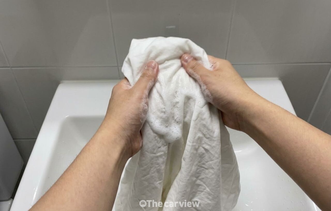 베개 커버 누런 얼룩 제거 / 기사 이해를 돕기 위한 AI 이미지