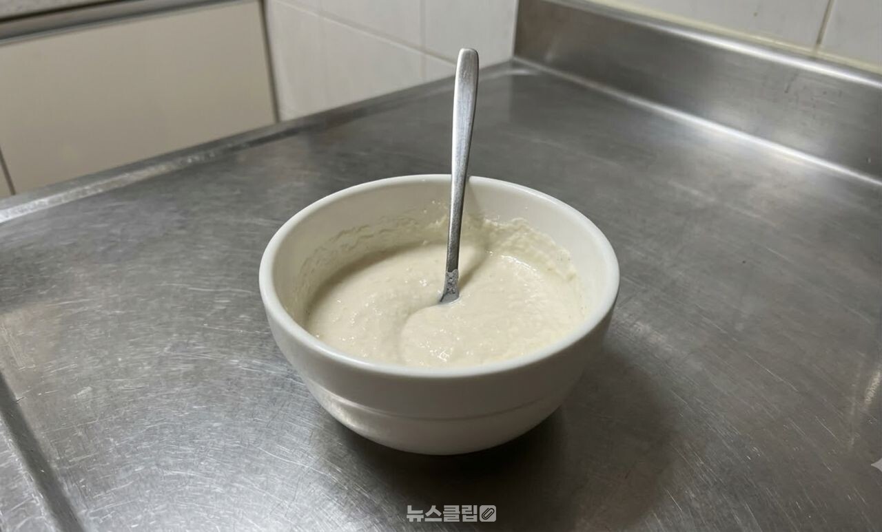 밀가루 싱크대 청소 / 기사 이해를 돕기 위한 AI 이미지