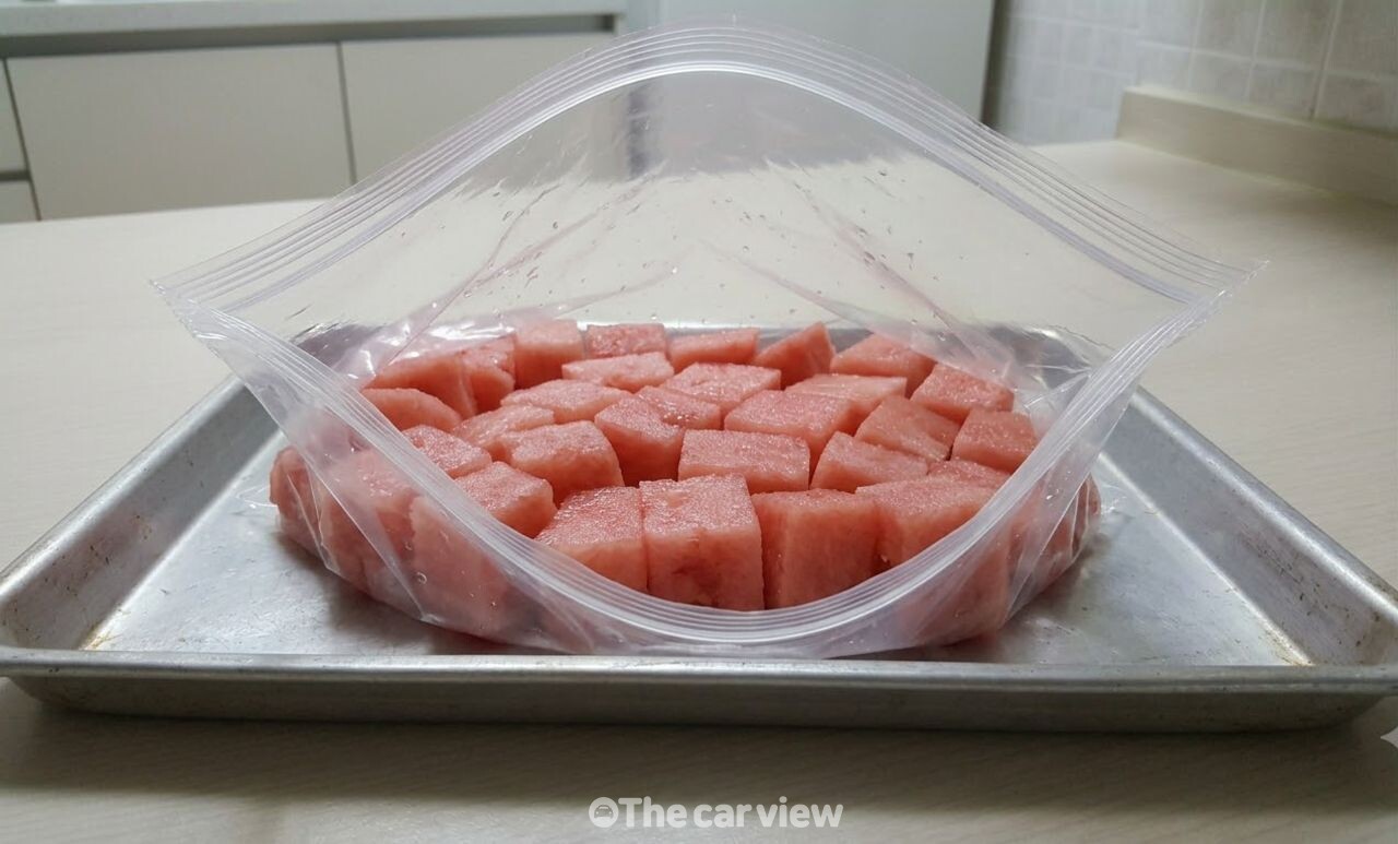 지퍼백에 깍뚝썰기한 수박 / 기사 이해를 돕기 위한 AI 이미지