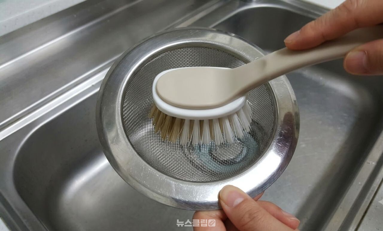 배수구 청소 / 기사 이해를 돕기 위한 AI 이미지