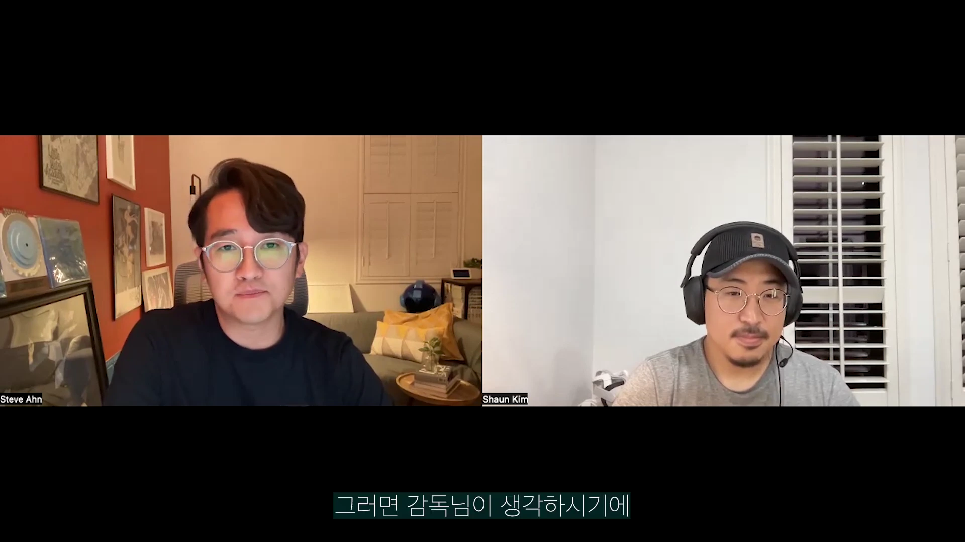 화면이 이분할되어 왼쪽에는 안경을 쓴 남성이, 오른쪽에는 헤드셋을 착용한 남성이 각각 다른 장소에서 영상 통화로 대화를 나누고 있습니다.