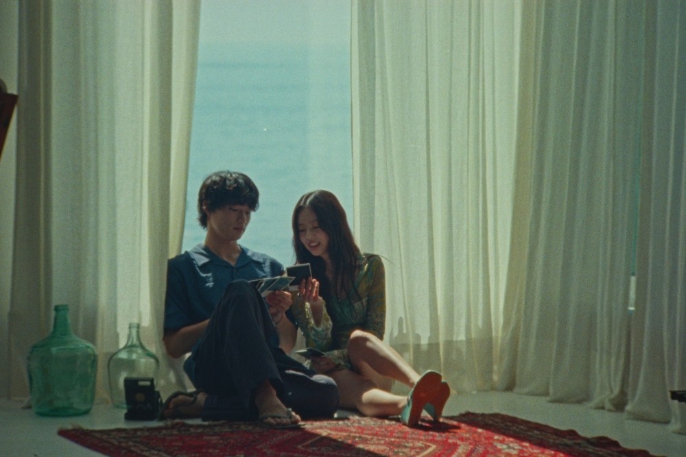 제니의 신곡 Less Than a Lover 뮤직비디오 속 별장 이미지./사진-에어비앤비​