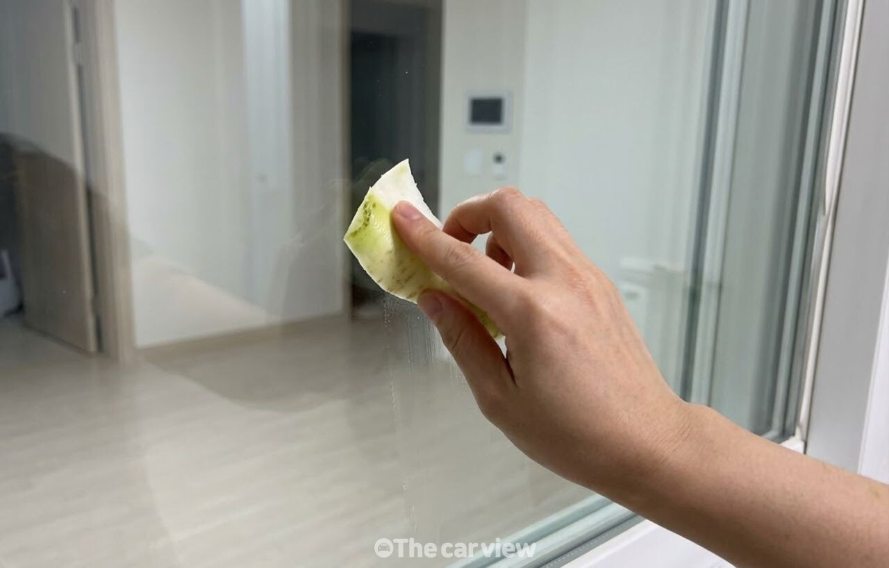 무 껍질 유리창 청소 / 기사 이해를 돕기 위한 AI 이미지