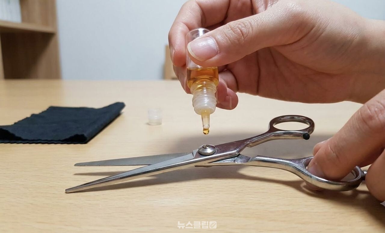무뎌진 가위 / 기사 이해를 돕기 위한 AI 이미지