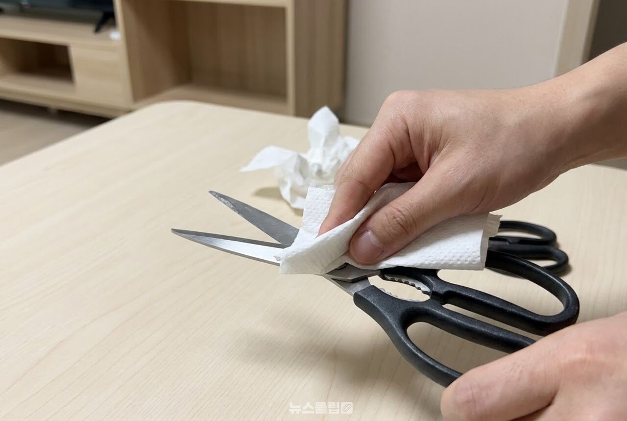무뎌진 가위 / 기사 이해를 돕기 위한 AI 이미지