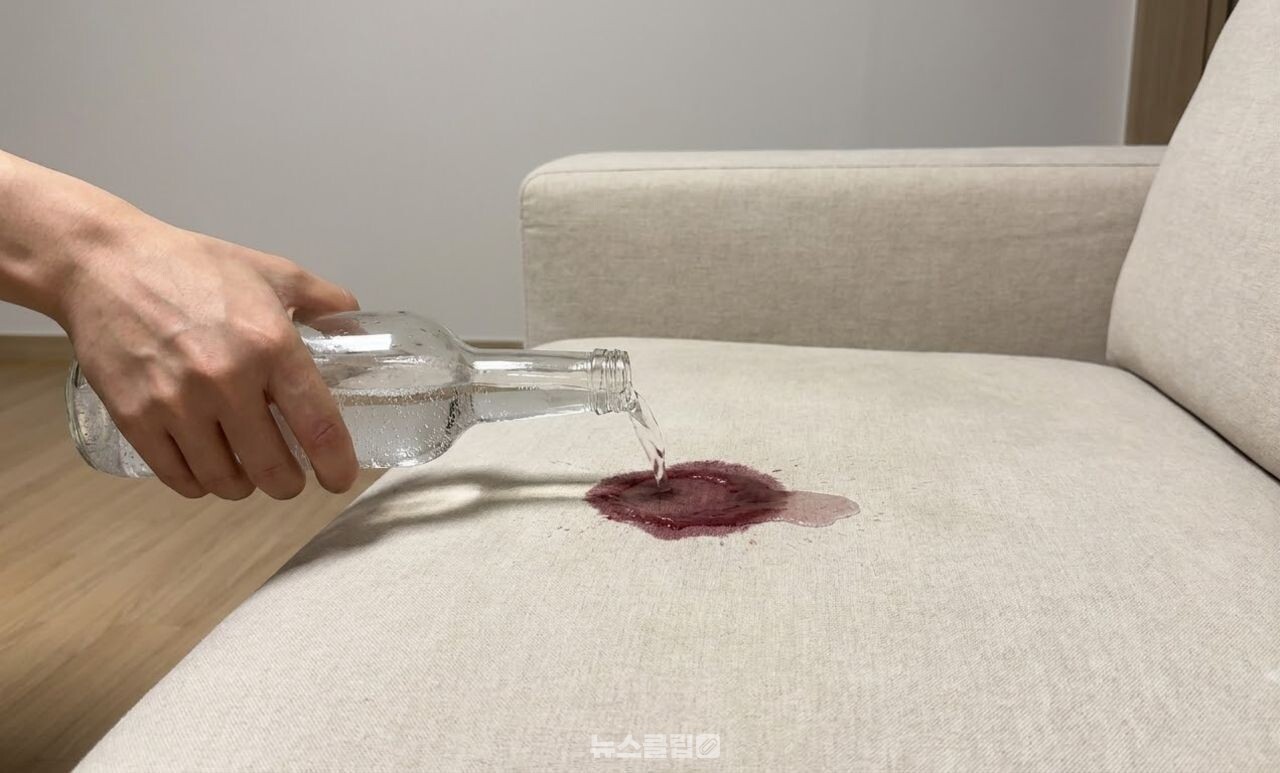 레드와인 얼룩 제거 / 기사 이해를 돕기 위한 AI 이미지