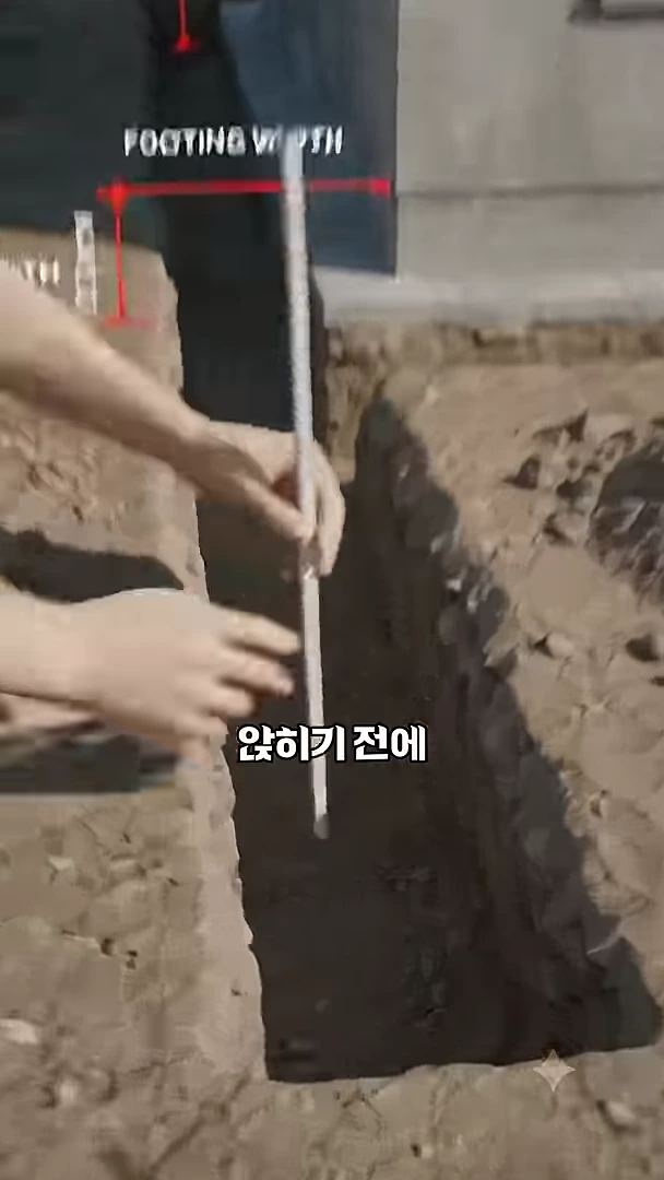 공사 현장에서 작업자의 손이 줄자로 깊게 파인 땅의 깊이를 측정하는 모습이 담긴 영상 캡처 화면.