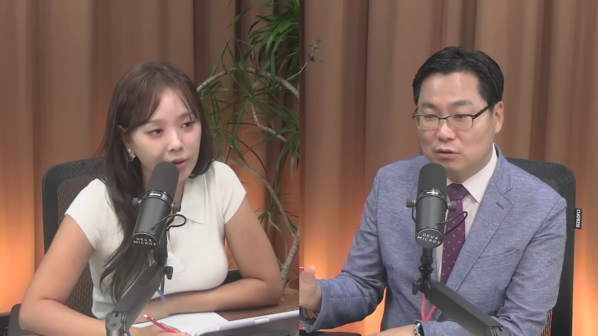 스튜디오에서 마이크 앞에 앉아 대화를 나누고 있는 여성과 안경을 쓴 남성의 모습이 담긴 화면 분할 영상
