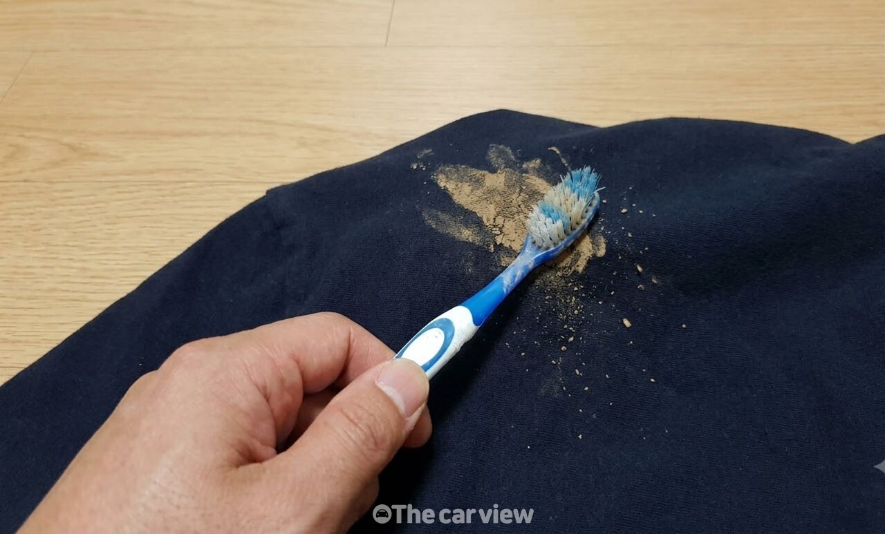 비 오는 날 바지 밑단 흙탕물 얼룩 / 기사 이해를 돕기 위한 AI 이미지