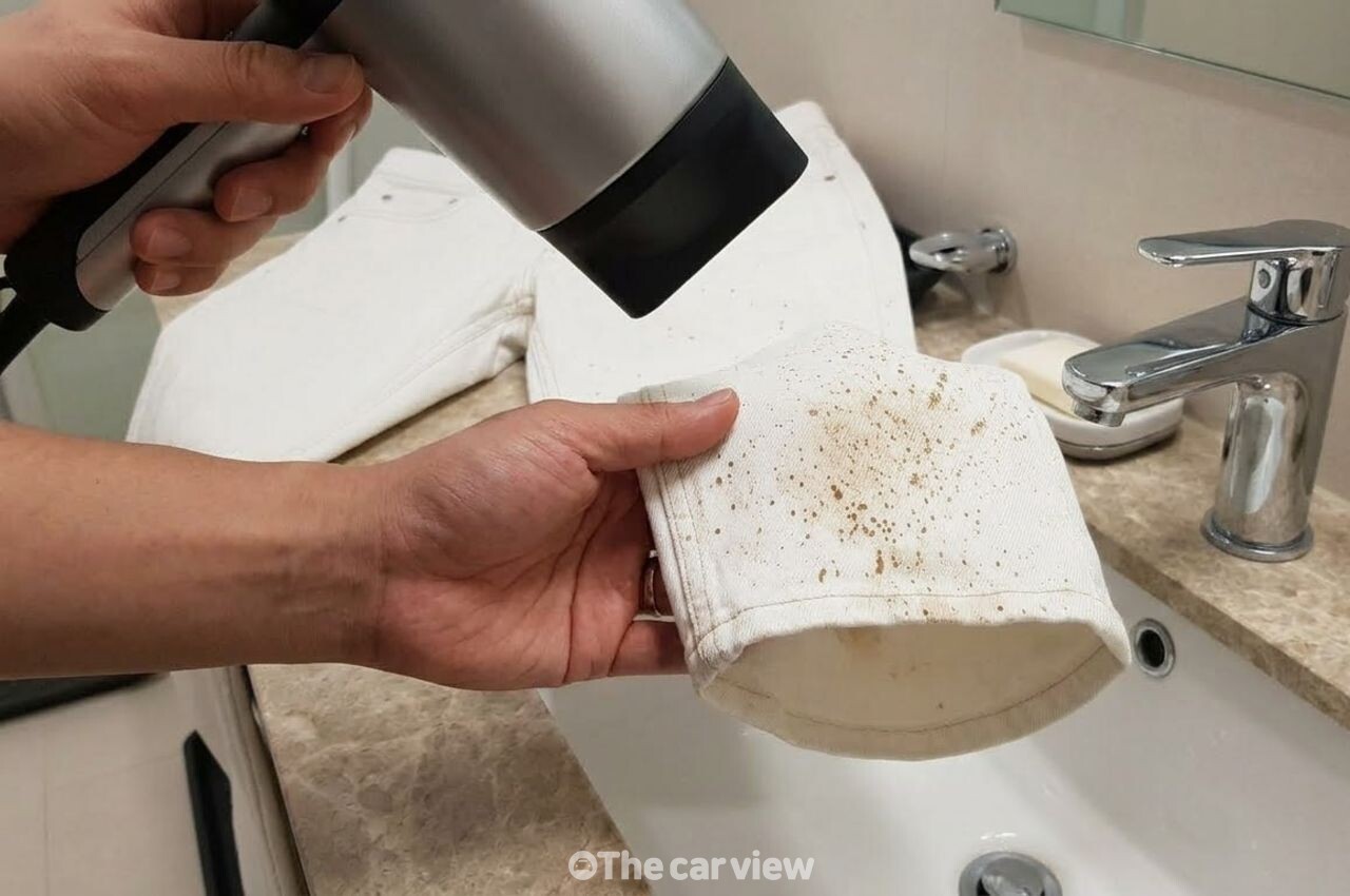 비 오는 날 바지 밑단 흙탕물 얼룩 / 기사 이해를 돕기 위한 AI 이미지