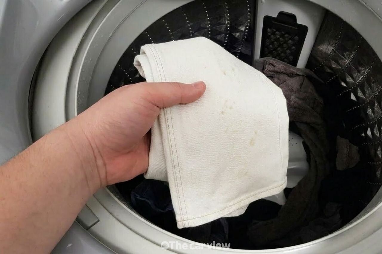 비 오는 날 바지 밑단 흙탕물 얼룩 / 기사 이해를 돕기 위한 AI 이미지
