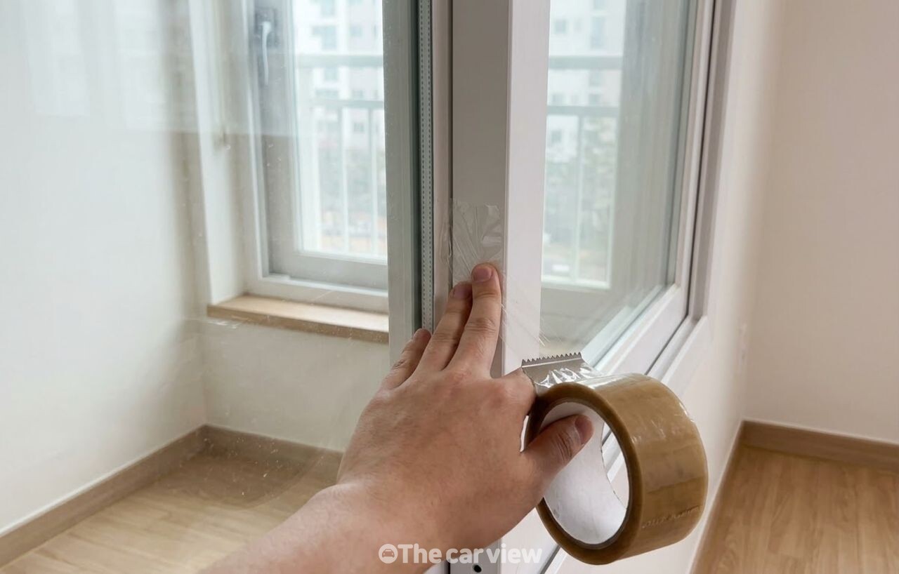 강풍에 유리창 안 깨지게 대비 / 기사 이해를 돕기 위한 AI 이미지