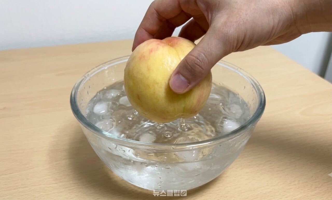 복숭아 껍질 벗기기 / 기사 이해를 돕기 위한 AI 이미지