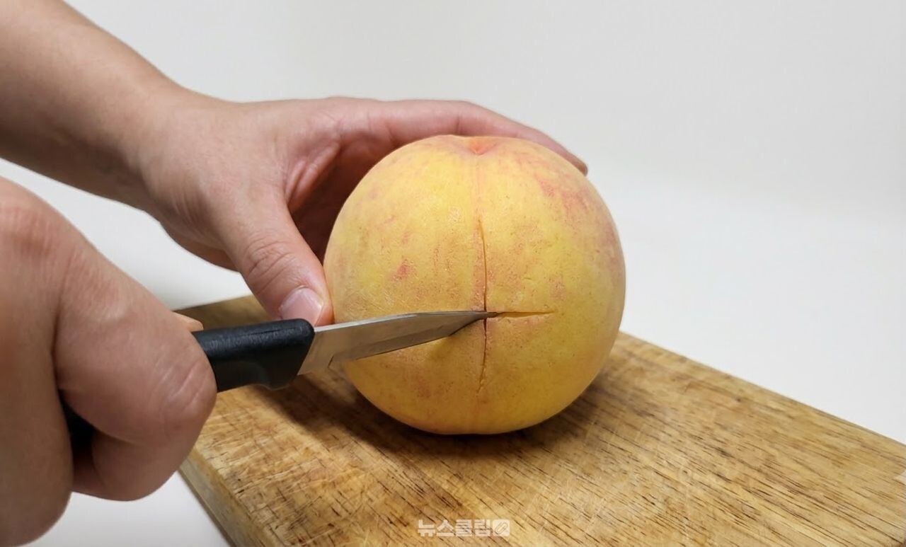 복숭아 껍질 벗기기 / 기사 이해를 돕기 위한 AI 이미지