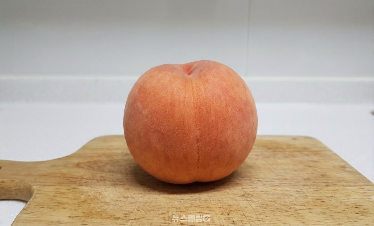 복숭아 껍질 벗기기 / 기사 이해를 돕기 위한 AI 이미지