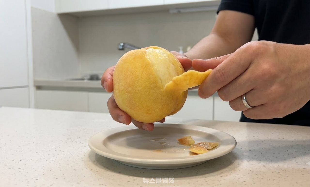 복숭아 껍질 벗기기 / 기사 이해를 돕기 위한 AI 이미지