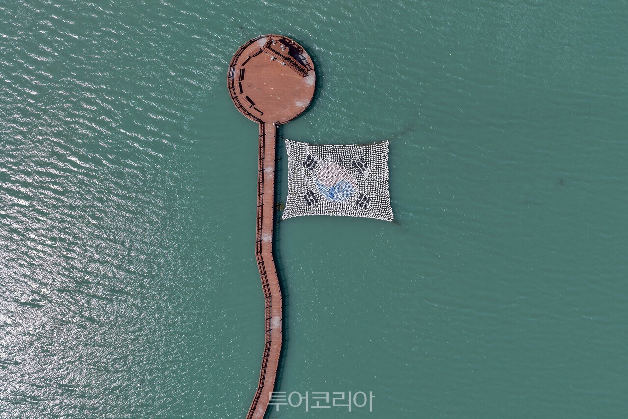 '항일의 섬'이라 불리는 완도 소안도 담수호에 떠 있는 태극기 조형물 / 사진-완도군