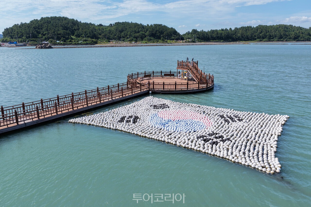 소안 항일운동 기념탑과 기념관 전경  완도해양치유센터 전경  '항일의 섬'이라 불리는 완도 소안도 곳곳에 게양돼 있는 태극기 '항일의 섬'이라 불리는 완도 소안도 담수호에 떠 있는 태극기 조형물  /사진-완도군