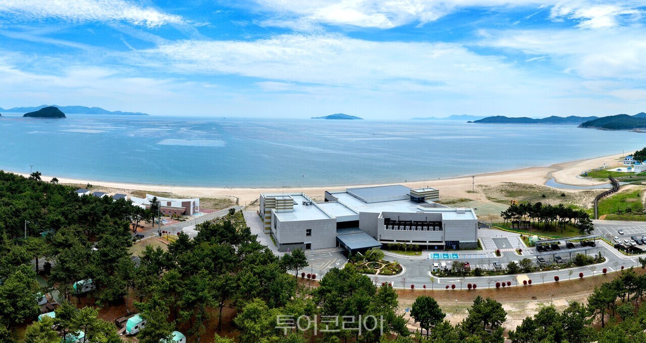 소안 항일운동 기념탑과 기념관 전경  완도해양치유센터 전경  '항일의 섬'이라 불리는 완도 소안도 곳곳에 게양돼 있는 태극기 '항일의 섬'이라 불리는 완도 소안도 담수호에 떠 있는 태극기 조형물  /사진-완도군