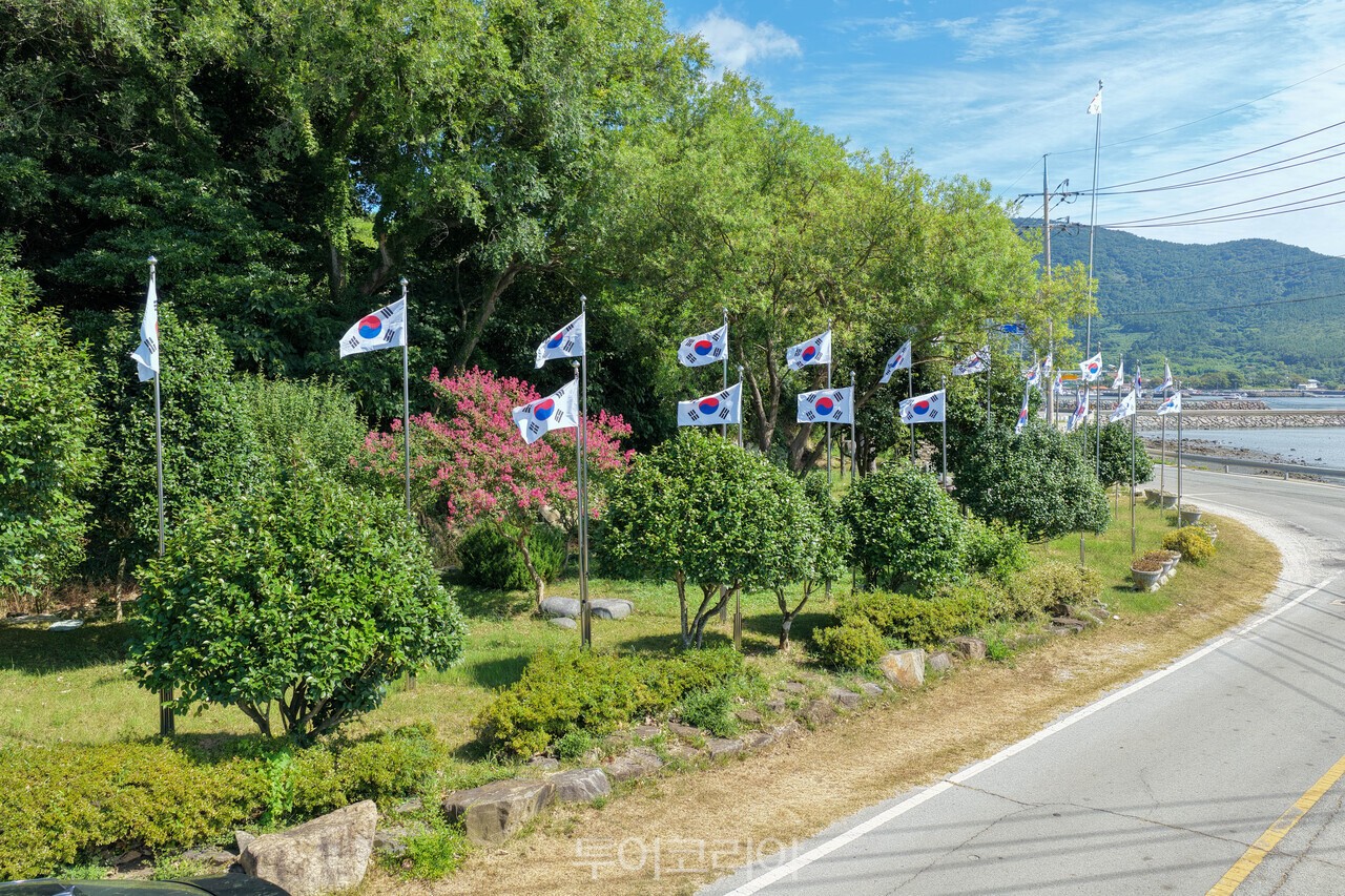 소안 항일운동 기념탑과 기념관 전경  완도해양치유센터 전경  '항일의 섬'이라 불리는 완도 소안도 곳곳에 게양돼 있는 태극기 '항일의 섬'이라 불리는 완도 소안도 담수호에 떠 있는 태극기 조형물  /사진-완도군