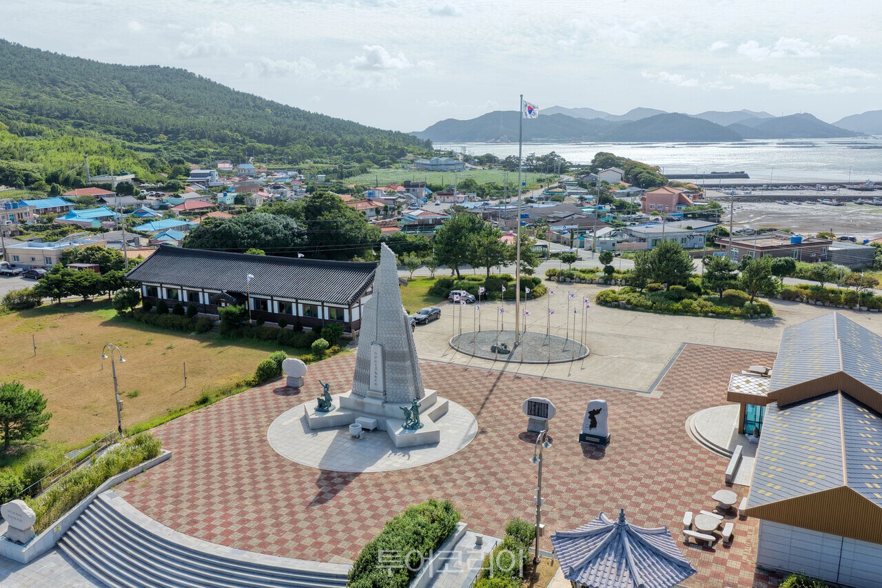 소안 항일운동 기념탑과 기념관 전경  완도해양치유센터 전경  '항일의 섬'이라 불리는 완도 소안도 곳곳에 게양돼 있는 태극기 '항일의 섬'이라 불리는 완도 소안도 담수호에 떠 있는 태극기 조형물  /사진-완도군