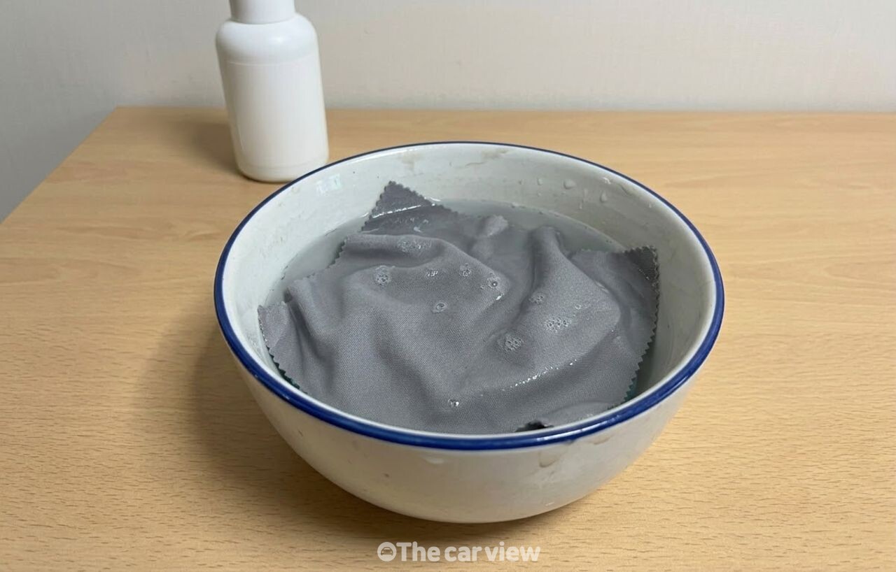 안경닦이로 화면 청소 / 기사 이해를 돕기 위한 AI 이미지