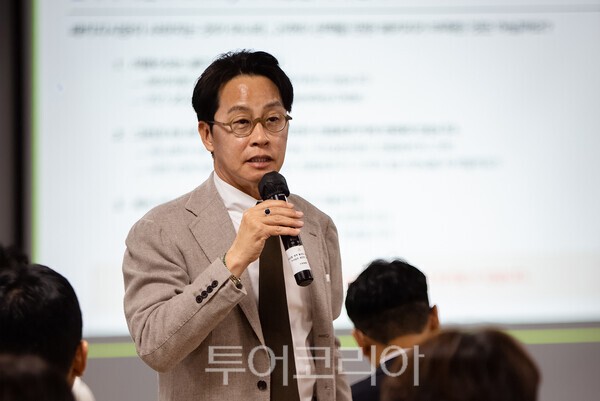 하나투어 조좌진 신임 대표가 18일 서울 종로구 하나투어 본사에서 임직원을 대상으로 전략 프레젠테이션을 진행하고 있다./사진-하나투어