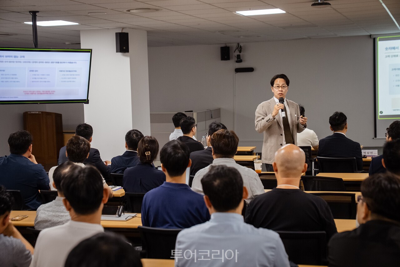 하나투어 조좌진 신임 대표가 18일 서울 종로구 하나투어 본사에서 임직원을 대상으로 전략 프레젠테이션을 진행하고 있다./사진-하나투어