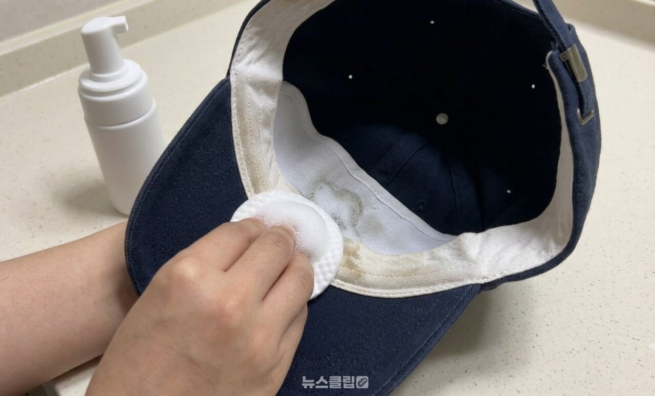 모자 누런 땀자국 세탁 / 기사 이해를 돕기 위한 AI 이미지
