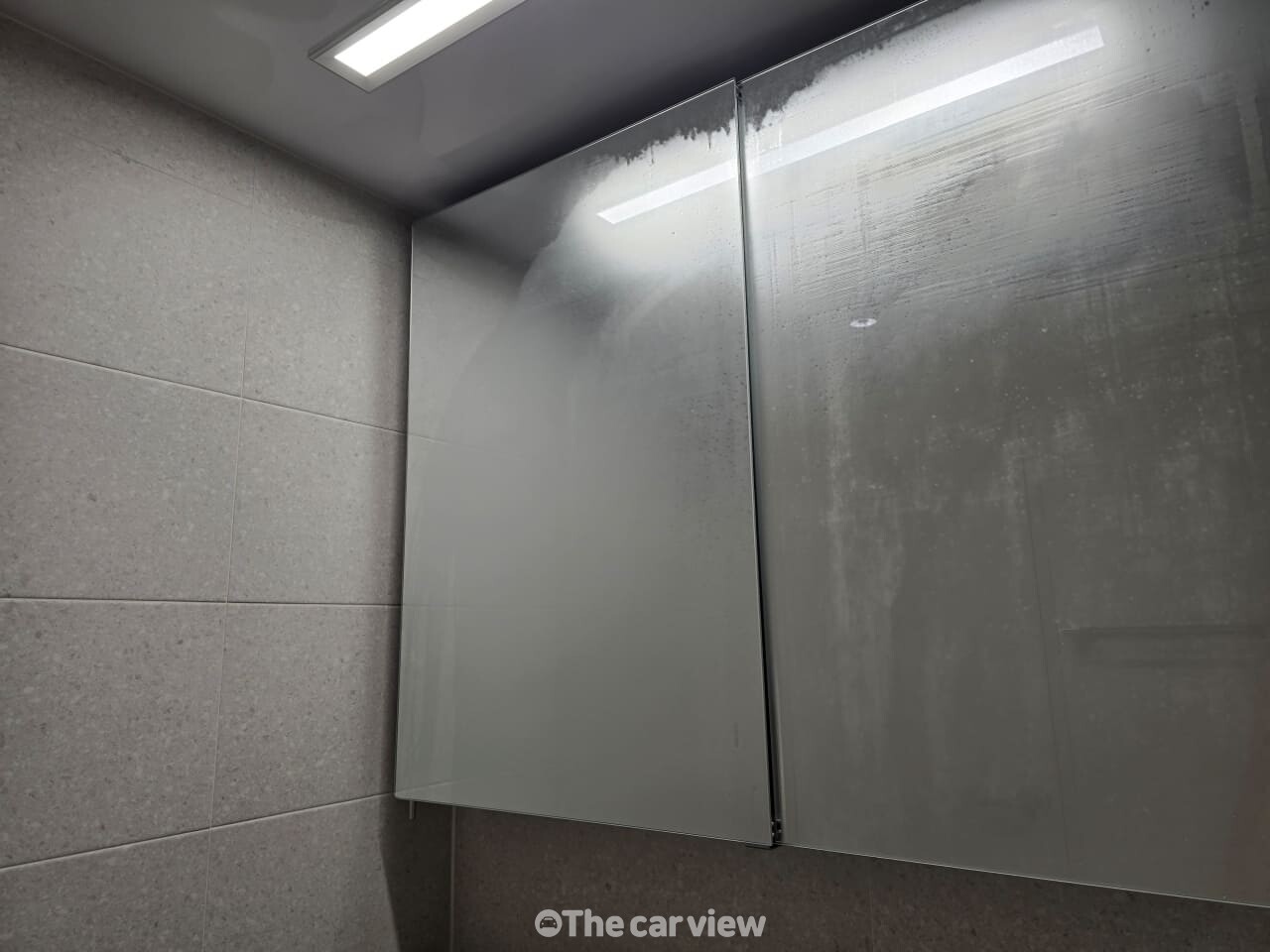 화장실 거울 청소 / 사진=더카뷰
