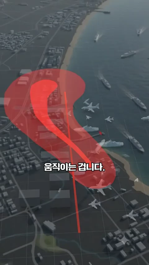 항공에서 내려다본 공항과 바다 위로 태풍의 이동 경로와 반경을 나타내는 붉은색 그래픽이 겹쳐져 있는 모습