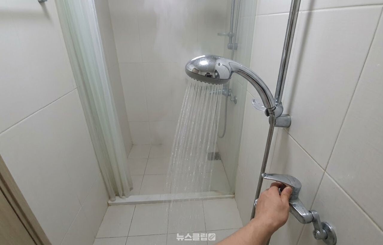 열대야 찬물 샤워 / 기사 이해를 돕기 위한 AI 이미지