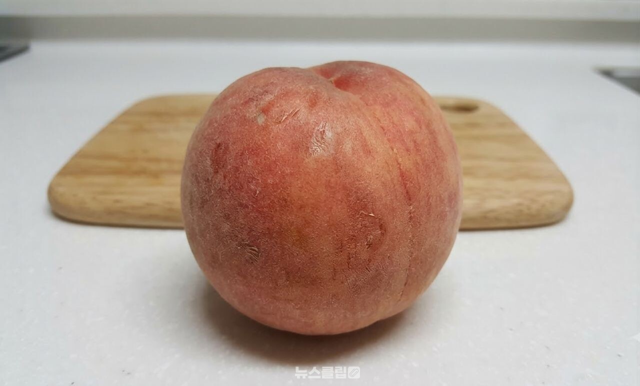 복숭아 껍질 벗기는 방법 / 기사 이해를 돕기 위한 AI 이미지