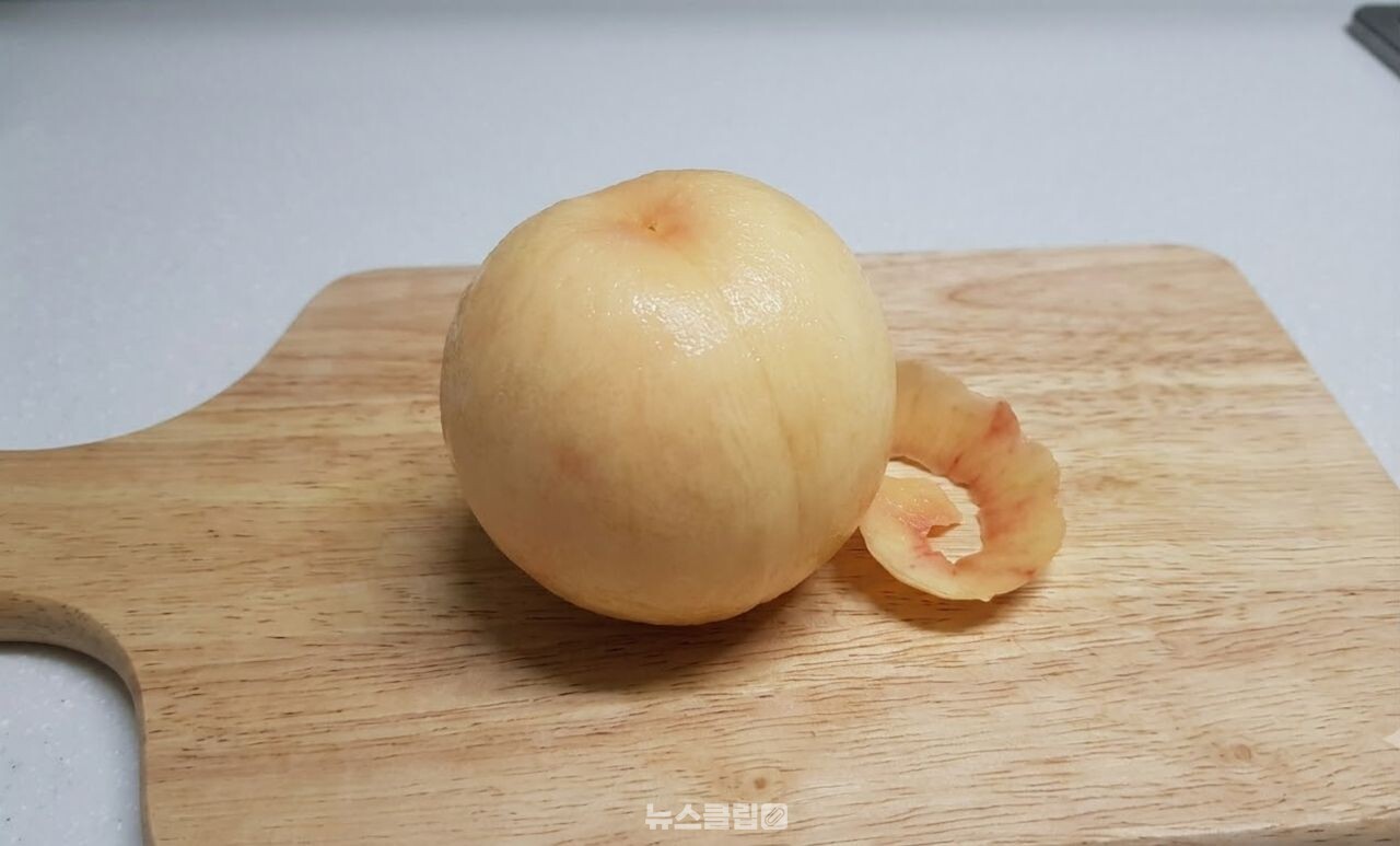 복숭아 껍질 벗기는 방법 / 기사 이해를 돕기 위한 AI 이미지