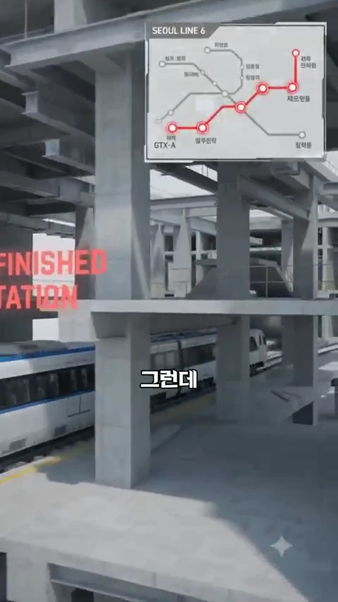 미완성된 대형 지하 역사 구조물 사이로 열차가 지나가는 모습을 묘사한 3D 그래픽 영상, 우측 상단에는 노선도가 표시되어 있음