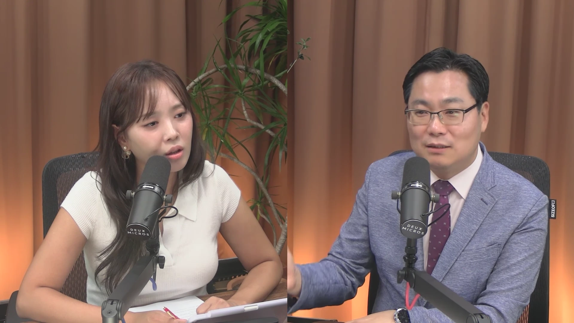 흰색 상의를 입은 여성 진행자와 정장을 입고 넥타이를 맨 남성 출연자가 스튜디오에서 마이크를 앞에 두고 대화를 나누고 있다.