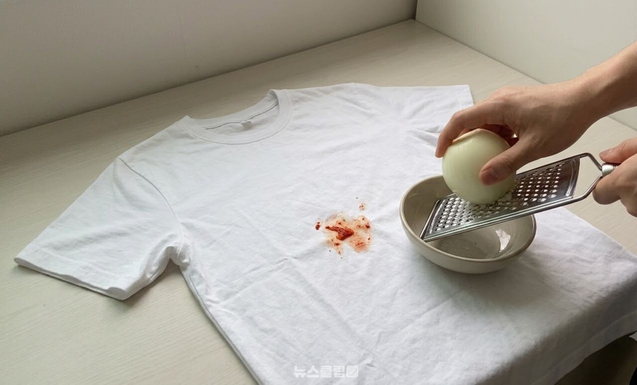 흰옷 김치 국물 얼룩 제거 / 기사 이해를 돕기 위한 AI 이미지