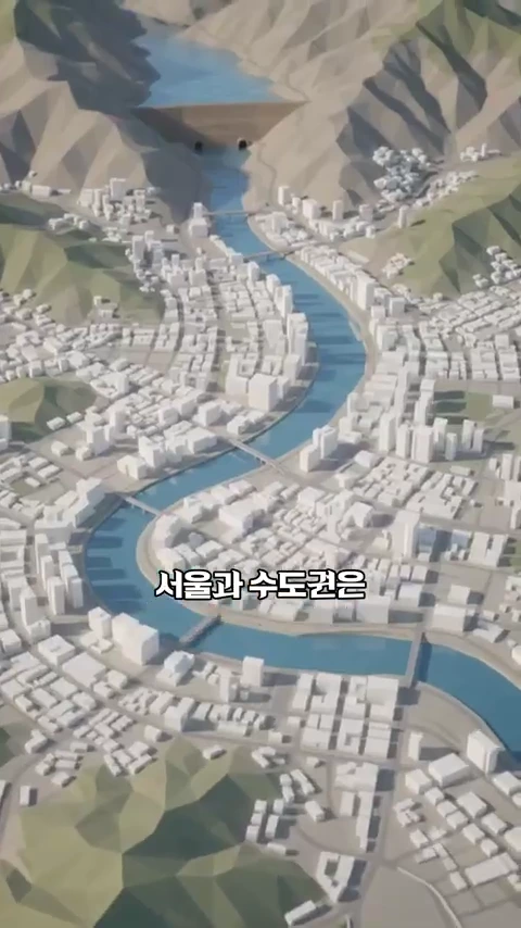 강을 따라 도시 건물이 밀집해 있고 상류에 댐이 위치한 모습을 표현한 3D 그래픽 영상