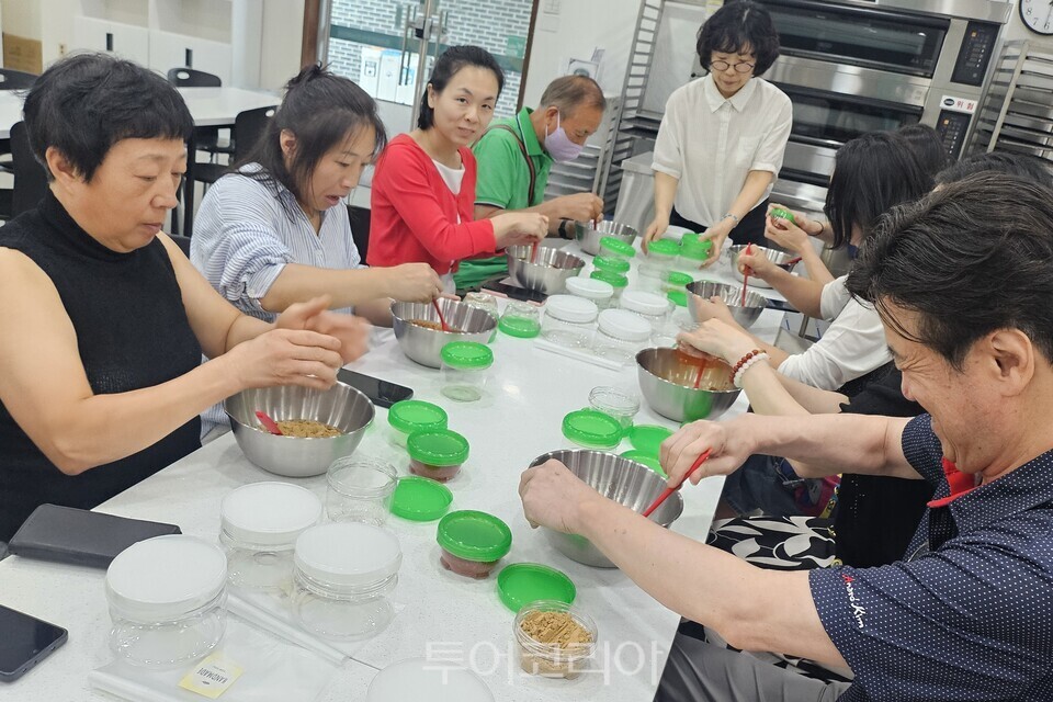 다문화 학습지도사 양성 교육 수료생들이 아산 옹기발효음식 전시체험관에서 고추장을 담그고 있다. 다문화 학습지도사 양성 교육 수료생들이 아산 옹기발효음식 전시체험관에서 기념촬영을 하고 있다. /사진-하나투어