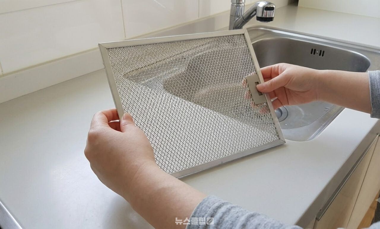 주방 후드 기름때 청소 / 기사 이해를 돕기 위한 AI 이미지
