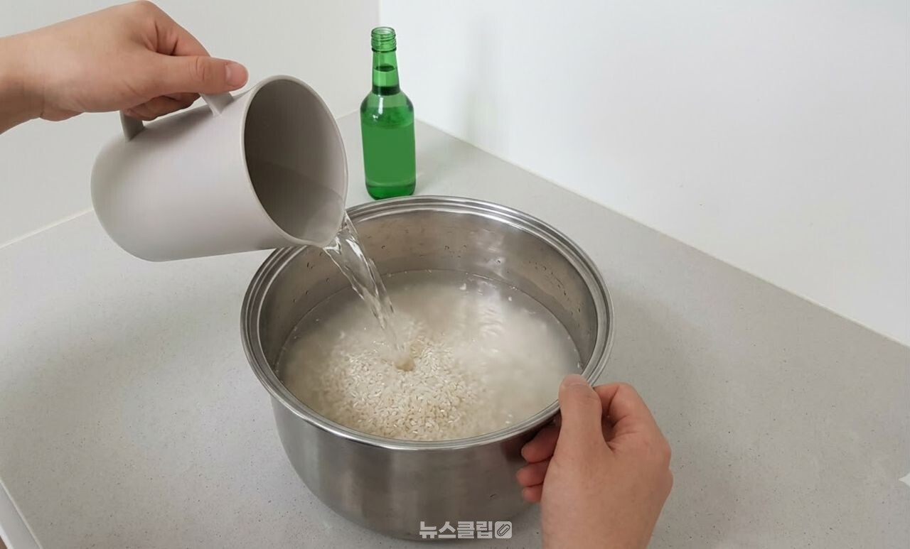 묵은 쌀 소주로 밥 짓기 / 기사 이해를 돕기 위한 AI 이미지