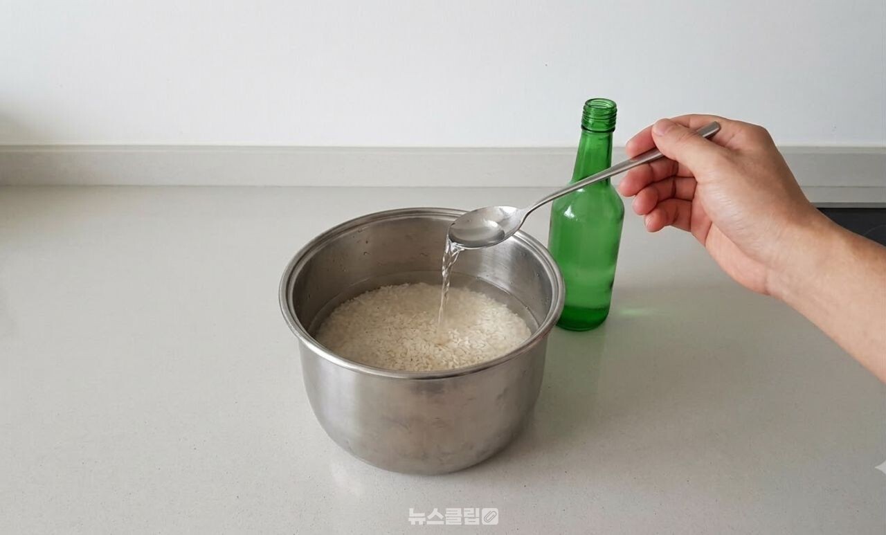 묵은 쌀 소주로 밥 짓기 / 기사 이해를 돕기 위한 AI 이미지