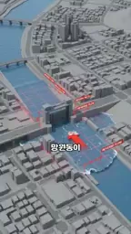 강과 도심 지역의 지형을 나타낸 3D 모형 그래픽으로, 수문이 열린 틈을 통해 강물이 도심 안쪽으로 역류하는 모습을 화살표와 붉은색 흐름으로 표시하고 있습니다.