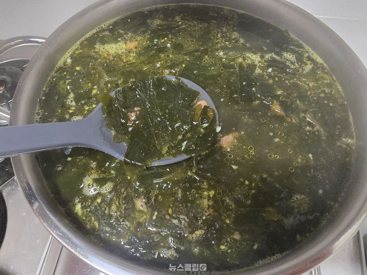 양파 미역국 / 뉴스클립